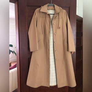 Vintage London Fog Trench Coat in Khaki. Sz 6 (fits like small)